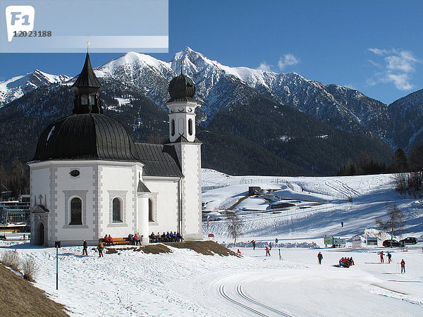 Österreich  Nordtirol  Seefeld  die Seekirchl-Kapelle an der Langlaufstation Seefeld  im Hintergrund die schneebedeckten Berge des Karwendels