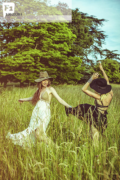 Porträt von zwei tanzenden Mädchen auf einem Feld