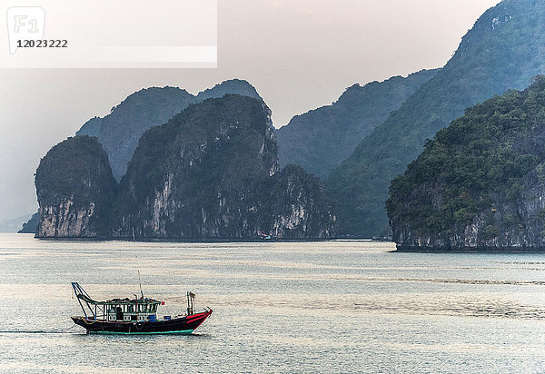 Vietnam  Ha Long Bay  kleines Fischerboot (UNESCO-Welterbe)