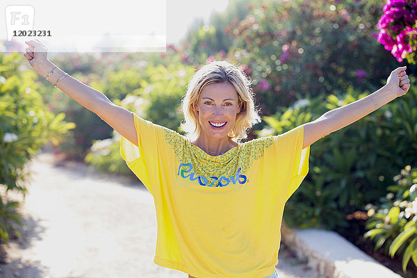 Porträt der jungen lächelnden Frau mit gelbem Hemd Rio 2016