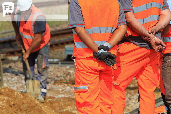 Frankreich  Männer bei der Arbeit mit Sicherheitsanzügen.