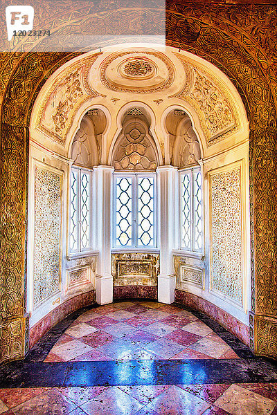 Architektur im Inneren des Palastes von Pena  Sintra  Region Lissabon  Portugal