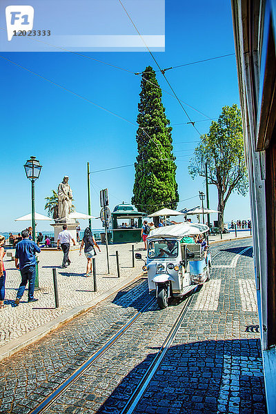 Tuk-Tuk auf der Avenue Largo das Portas do Sol  Alfama  Lissabon  Portugal