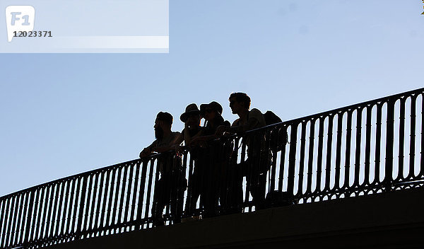 Hipster Jugendgruppe auf einer Brücke gegen den Tag