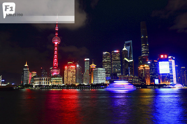 Asien  China  Shanghai: Skyline und Huangpu