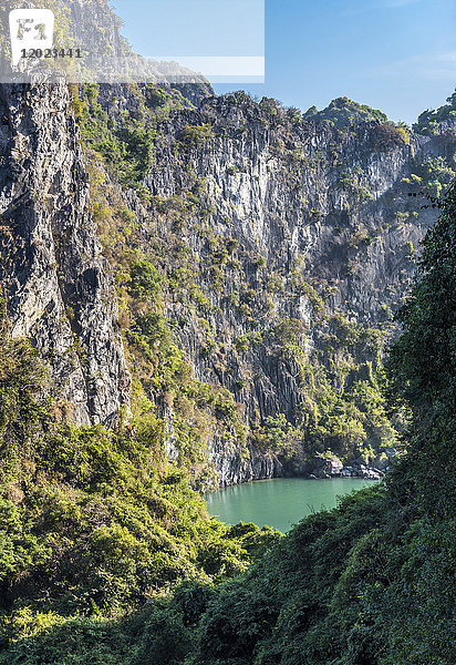 Vietnam  Ha Long Bay  (UNESCO-Welterbe)  innerer See 'das Feenbad'