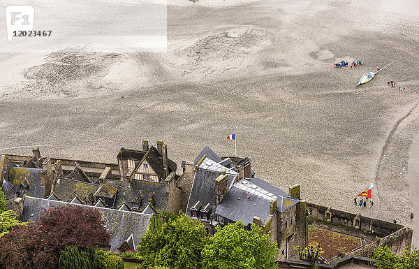 Normandie  das Dorf Mont Saint Michel und die Bucht von der Abtei aus (UNESCO-Weltkulturerbe) (auf dem Weg nach Santiago de Compostela)