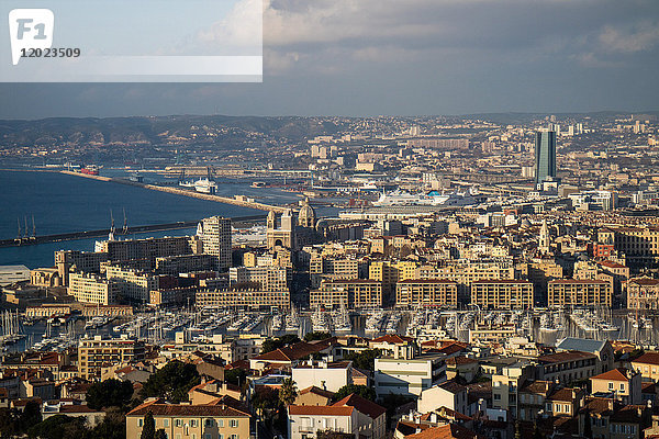 Frankreich  Marseille  Blick auf die Stadt von Notre Dame de la Garde