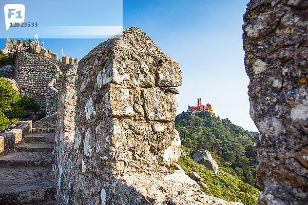 Blick auf den Palacio Nacional de Pena durch die Mauer der maurischen Burg  Sintra  Region Lissabon  Portugal.