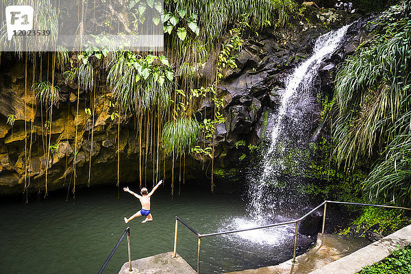 Ein Kind springt an den Annandale's Falls  Grenada  Westindien
