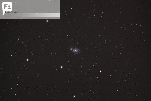 Seine und Marne. Im Herzen des Sternbilds Jagdhunde (Canes venatici) scheint eine Galaxie (M51 - Whirlpool) zwischen den Sternen verloren.