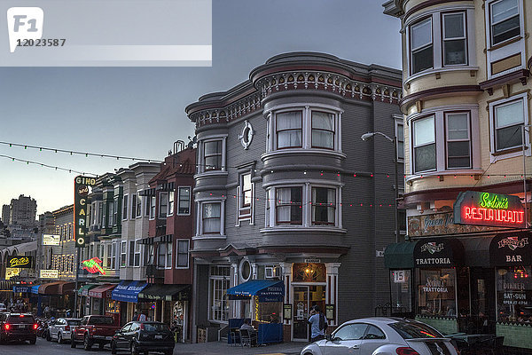 USA  Kalifornien  San Francisco  Stadtteil North Beach    Little Italy  italienisches Viertel in der Dämmerung