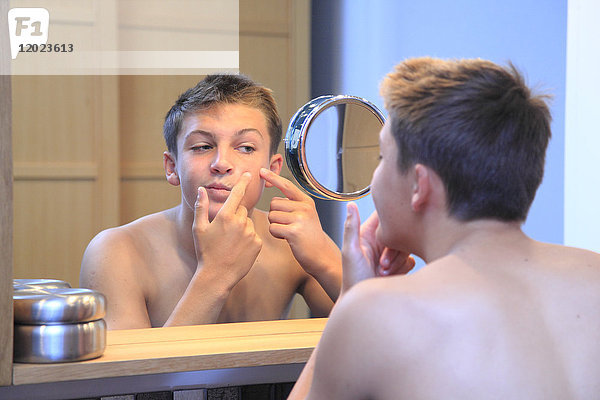 Frankreich  kleiner Junge im Badezimmer  der in den Spiegel schaut.