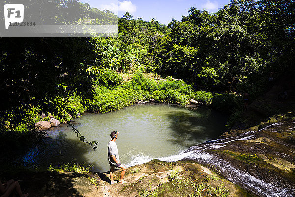 Mann vor dem Concord-Wasserfall  Grenada  Westindische Inseln  Antillen