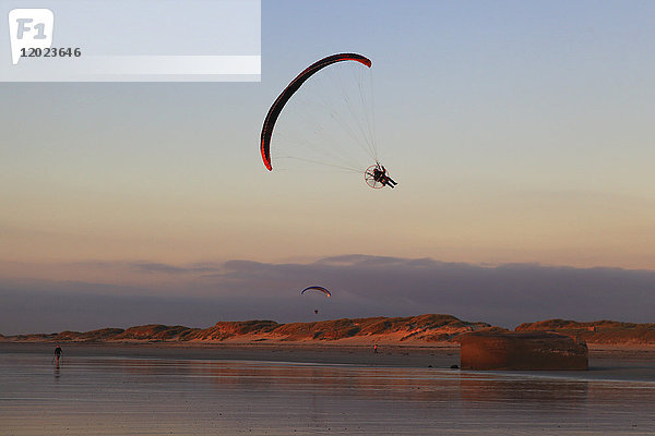 Frankreich  Bretagne  Finistere. Bucht von Audierne.parasailing.