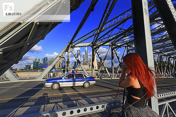 Asien  China  Shanghai. Fotograf und Taxi auf der Waibaidu-Brücke
