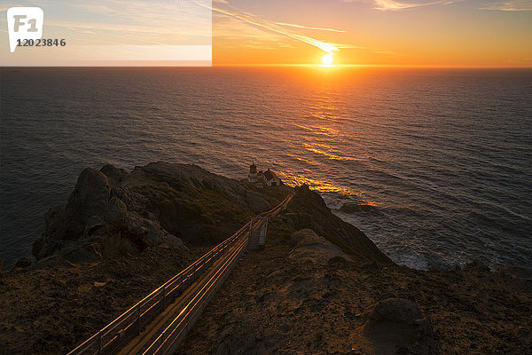 USA  Kalifornien  Marin County  Point Reyes  Point Reyes National Seashore  Sonnenuntergang am Leuchtturm