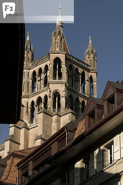 Schweiz  Kanton Waadt  Region Leman  Lausanne  Glockenturm der Kathedrale Unserer Lieben Frau von Lausanne vom Place de la Palude aus