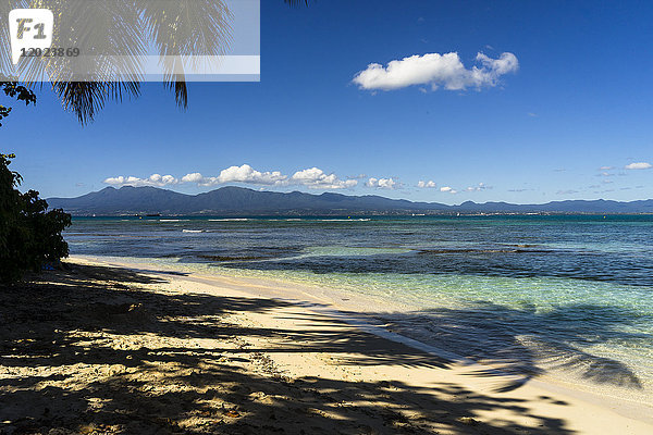 Strand und Aussicht auf die Insel Guadeloupe  Insel Gosier  Guadeloupe  Frankreich