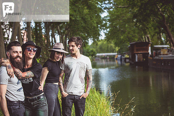 Jugendgruppe Hipster am Ufer der Garonne  Kähne im Hintergrund