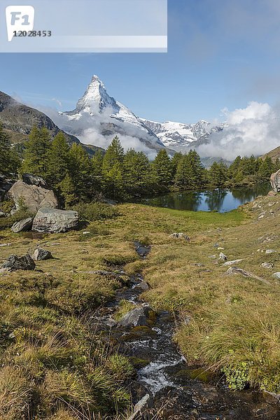 Schneebedecktes Matterhorn  Bach mündet in den Grindijsee  Wallis  Schweiz  Europa