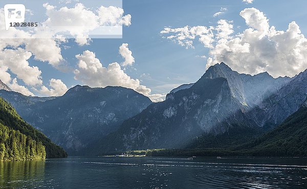 Blick über den Königsee nach St. Bartholomä  dramatische Atmosphäre  Schönau am Königssee  Nationalpark Berchtesgadener Land  Bayern  Deutschland  Europa