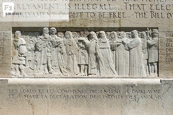 Das englische Parlament überreicht Wilhelm von Oranien 1689 die Erklärung der Rechte Relief am Internationalen Reformationsdenkmal  1909-1917  Bildhauer Paul Landowski  Genf  Schweiz  Europa