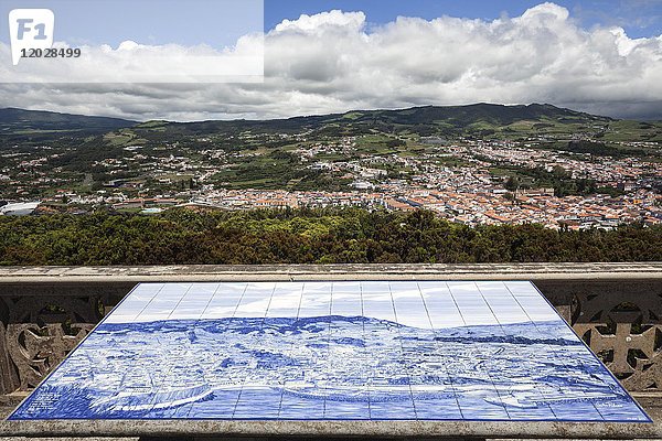 Blick vom Monte Brasil auf Angra do Heroismo  Insel Terceira  Azoren  Portugal  Europa