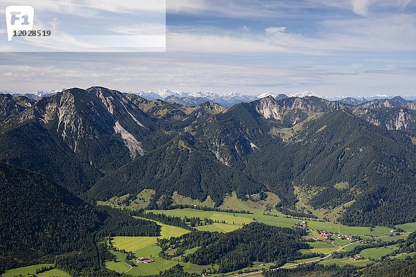 Blick vom Wendelstein nach Osterhofen  Bayrischzell  im Hintergrund Karwendelgebirge  Alpen  Oberbayern  Bayern  Deutschland  Europa