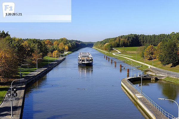 Flusskreuzfahrtschiff auf dem Main-Donau-Kanal  Schleuse Eckersmühlen bei Roth  Fränkisches Seenland  Mittelfranken  Franken  Bayern  Deutschland  Europa