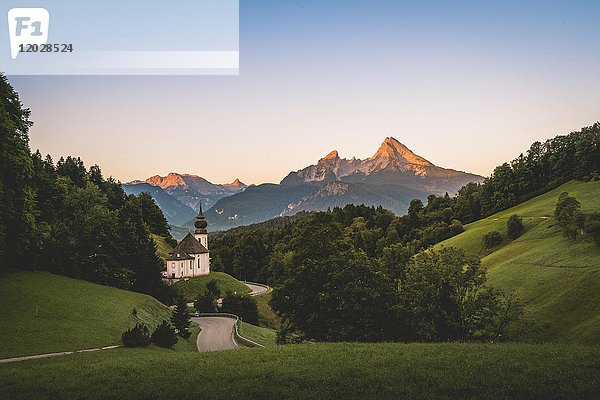 Wallfahrtskirche Maria Gern  Blick bei Sonnenuntergang auf den Watzmann vom Hochtal aus  Berchtesgadener Alpen  Berchtesgaden  Berchtesgadener Land  Oberbayern  Bayern  Deutschland  Europa