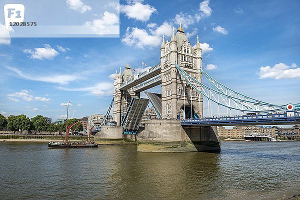Schiff passiert offene Turmbrücke  Durchgang  offene Schüsseln  Themse  Southwark  London  England  Großbritannien