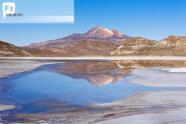 Vulkan Cerro Tunupa mit Spiegelung im Salar de Uyuni  Altiplano  3670 m über dem Meeresspiegel  Bolivien  Südamerika
