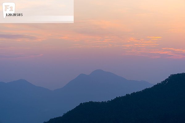 Sonnenaufgang über den Hügeln um Bandipur  Bezirk Tanahun  Nepal  Asien