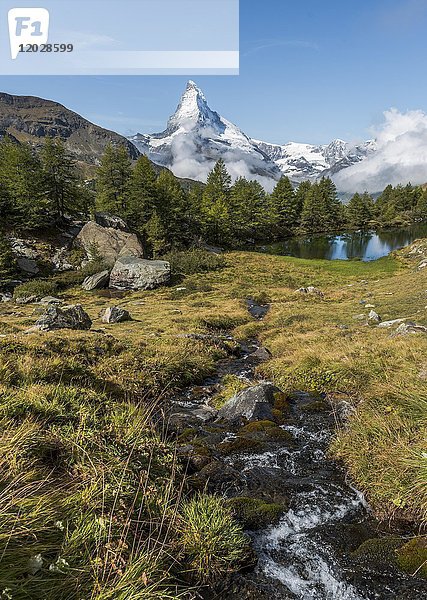 Schneebedecktes Matterhorn  Bach mündet in den Grindijsee  Wallis  Schweiz  Europa