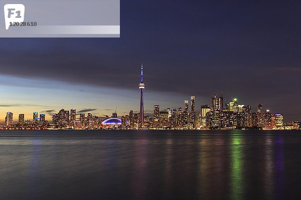 Skyline bei Nacht  Ontariosee  CN Tower  Toronto  Ontario  Kanada  Nordamerika