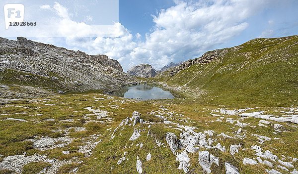 Crespeinasee  Lech de Crespëina  Rundweg um die Sellagruppe  Grödnerjoch  Passo Gardena  Naturpark Puez-Geisler  Dolomiten  Wolkenstein  Südtirol  Trentino-Südtirol  Italien  Europa