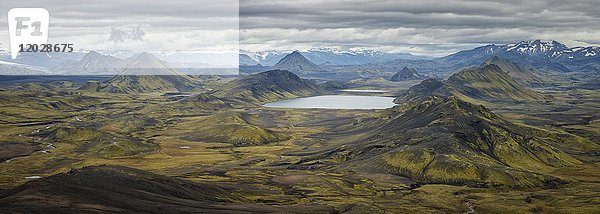Blick auf Berglandschaft mit Seen  Alftavatn  Panorama  Hochland  Island  Europa