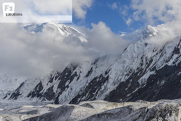 Engilchek-Gletscher und Khan Tengri-Berg  Zentrales Tian Shan-Gebirge  Grenze zwischen Kirgisistan und China  Kirgisistan  Asien