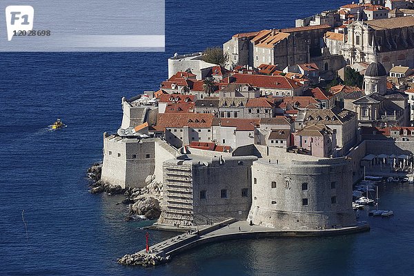 Historische Altstadt von Dubrovnik mit Stadtmauern und Festungsanlagen  Dalmatien  Kroatien  Europa