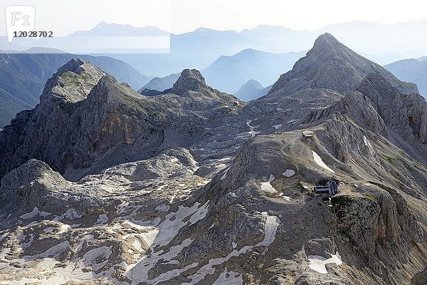 Blick vom Triglav-Gipfel zur Kredarici-Hütte  Triglav-Nationalpark  Julische Alpen  Slowenien  Europa