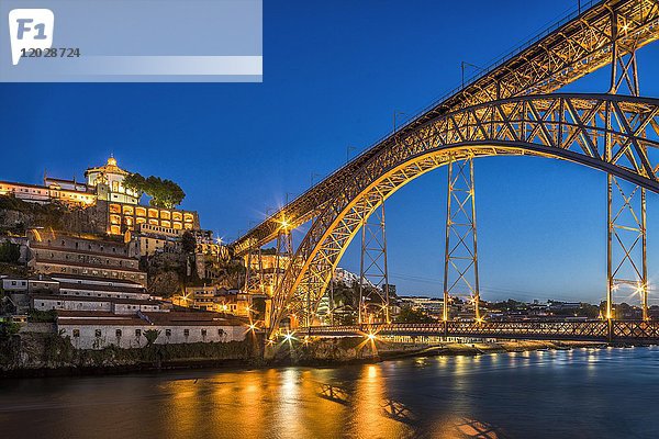 Brücke  Bogenbrücke Ponte Dom Luis I über den Douro  Abenddämmerung  Porto  Portugal  Europa