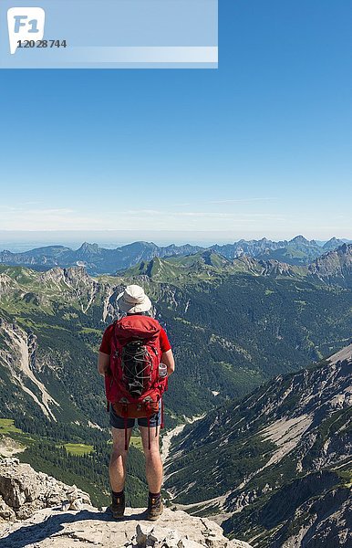 Wandererblick auf Berge und Alpen  Allgäu  Blick vom Hochvogel  Allgäuer Hochalpen  Bayern  Deutschland  Europa