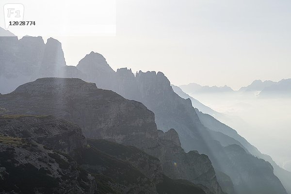 Silhouetten von Bergen  Talblick  Sextner Dolomiten  Südtirol  Trentino-Südtirol  Südtirol  Italien  Europa