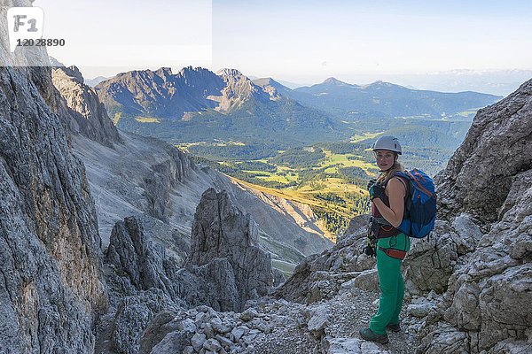 Wanderer auf dem Santner-Klettersteig  Panoramablick auf die Latemargruppe  Rosengartengruppe  Dolomiten  Südtirol  Trentino-Südtirol  Italien  Europa