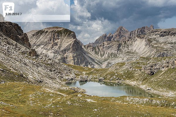 Bergsee Lech de Crespeina  im Rücken Col de La Pieres  Naturpark Park Puez-Geisler  Dolomiten  Wolkenstein  Südtirol  Trentino-Südtirol  Italien  Europa