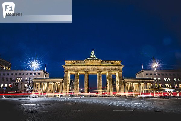 Brandenburger Tor mit Lichtspuren  beleuchtet bei Nacht  Berlin-Mitte  Berlin  Deutschland  Europa
