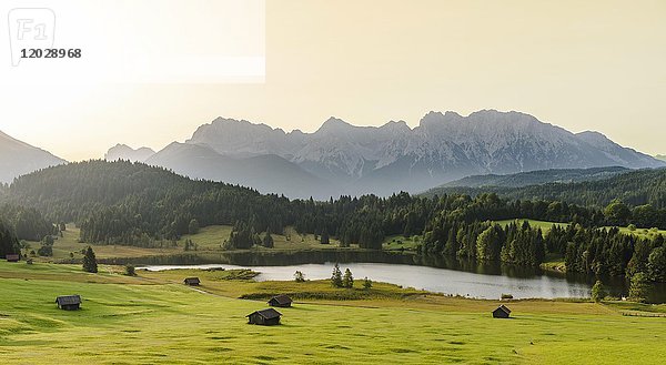 Geroldsee bei Sonnenaufgang  Mittenwald  Karwendel  Alpen  Bayern  Deutschland  Europa