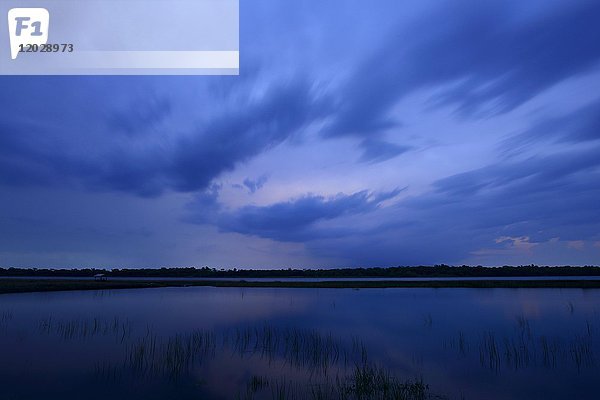 Gewitterwolken in der Abenddämmerung  Laguna Blanca  Santa Rosa del Aguaray  San Pedro  Paraguay  Südamerika