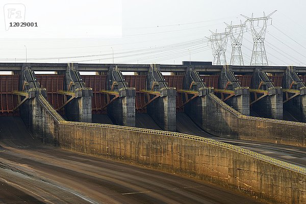 Staudamm  Wasserkraftwerk Kraftwerk Itaipu  Rio Paraná  Alto Paraná  Paraguay  Südamerika
